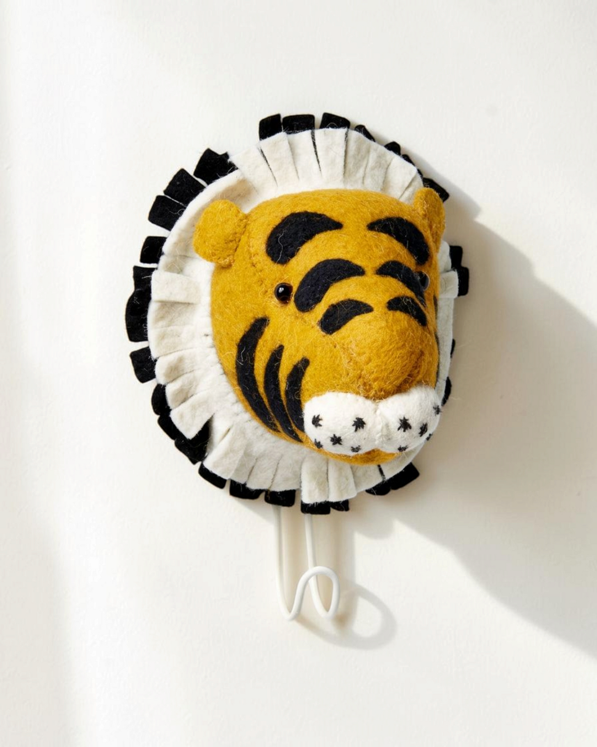Sprall väggkrok formad som ett tigerhuvud i ekologisk ull med lekfull design för barnrummet