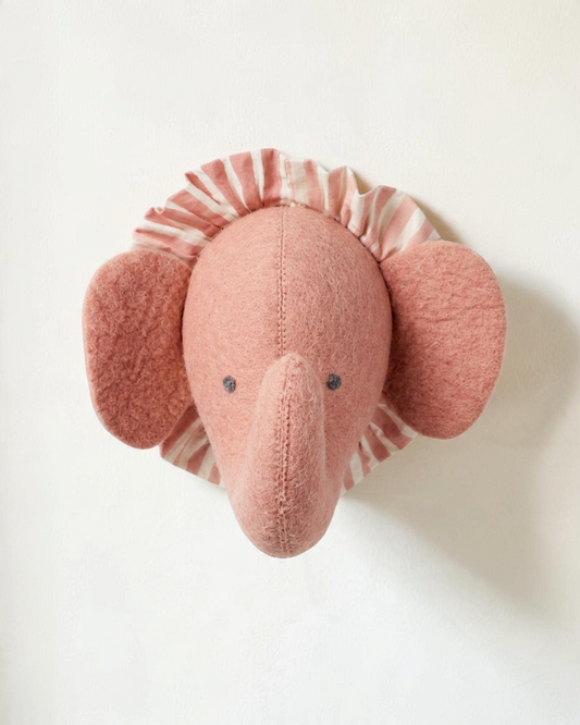 Sprall vägghängt elefant-djurhuvud i rosa ekologisk ull med dekorativ randig krage för barnrummet