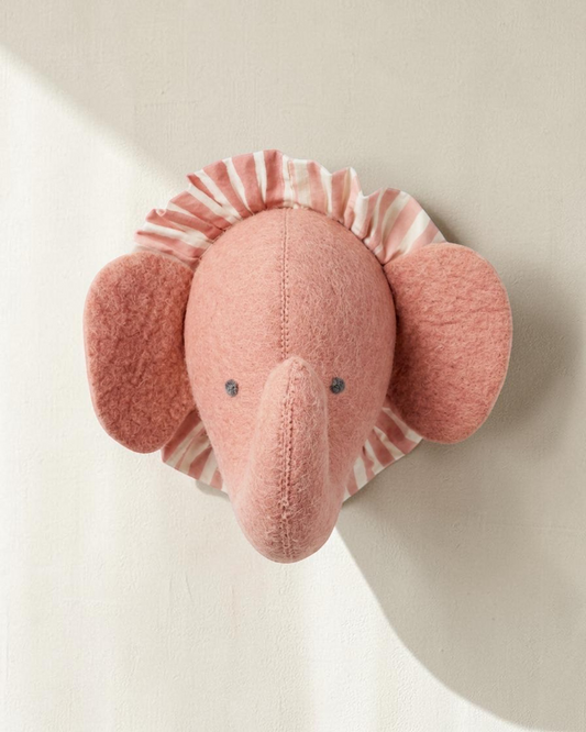 Sprall vägghängt elefant-djurhuvud i rosa ekologisk ull med dekorativ randig krage för barnrummet