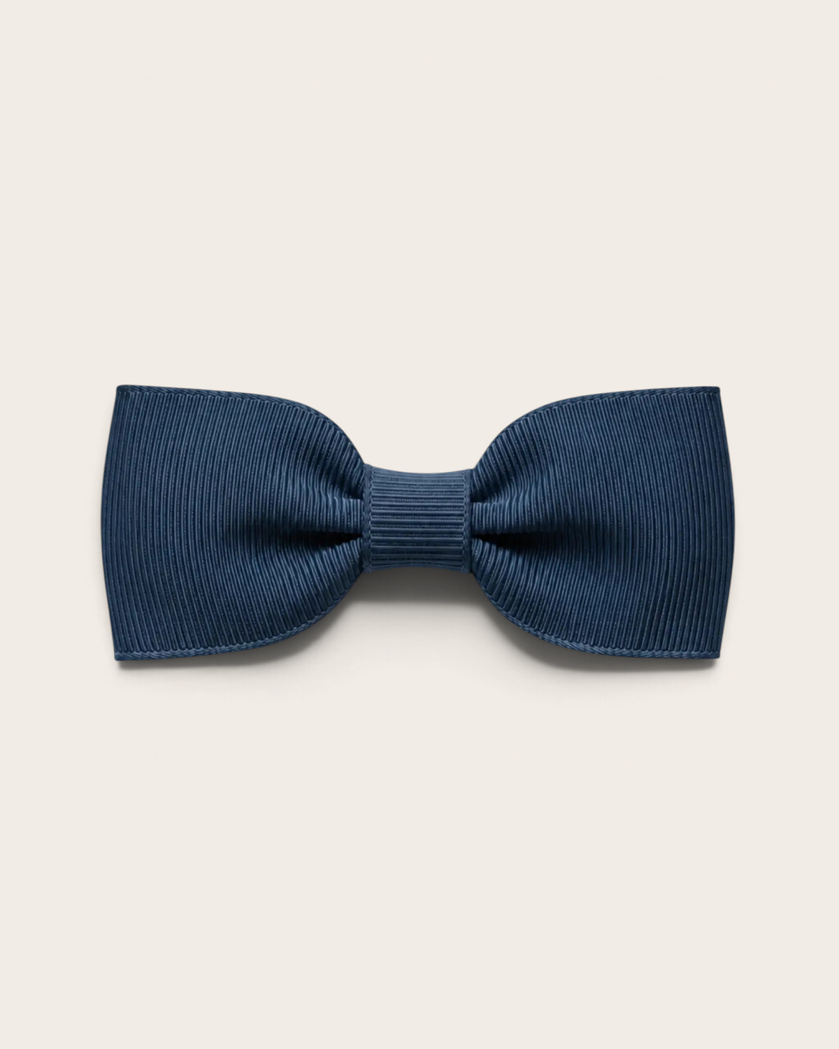 Liten hårrosett från Sprall i ripsband med färgen antique blue och praktisk metallklämma för barnhår.