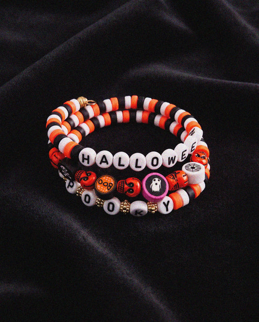Halloweenarmband i plastpärlor med texten spooky