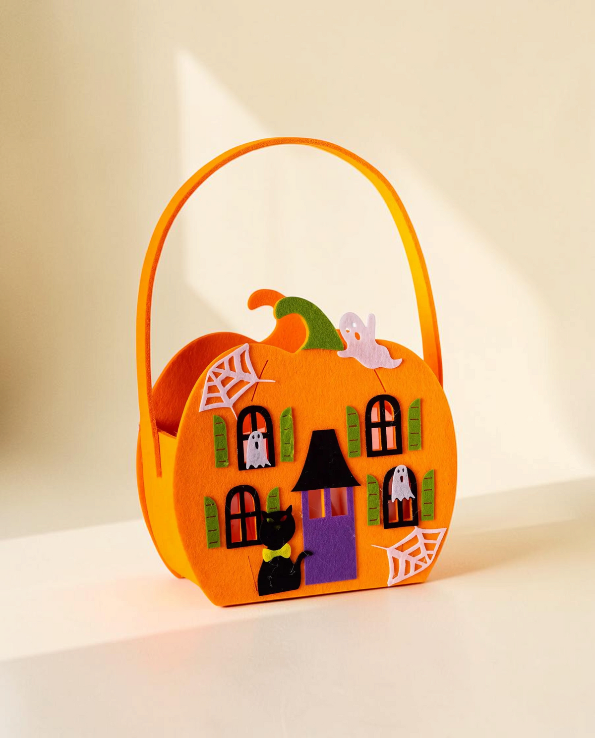 Godiskorg i filt med spökhus till Halloween