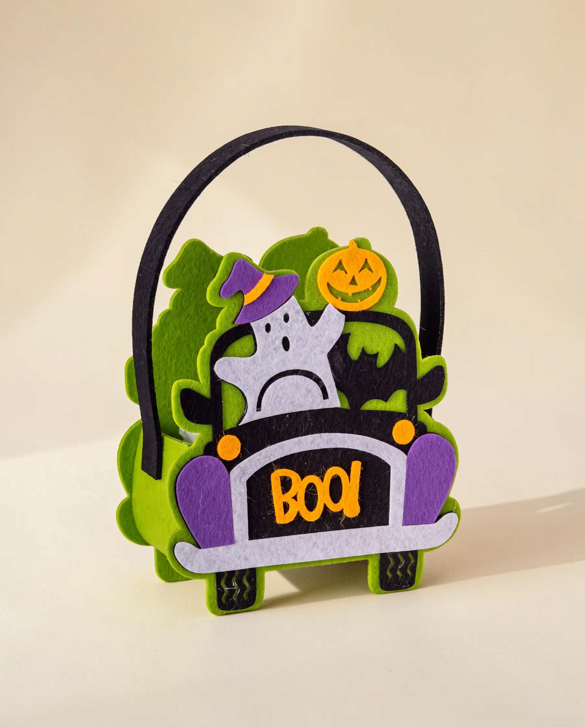 Godiskorg i filt med spökig bil till Halloween