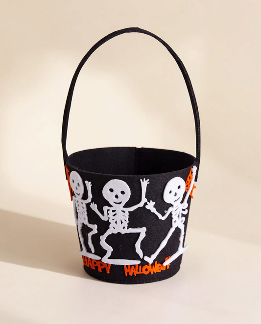 Godishink i filt med skelett och texten Happy Halloween