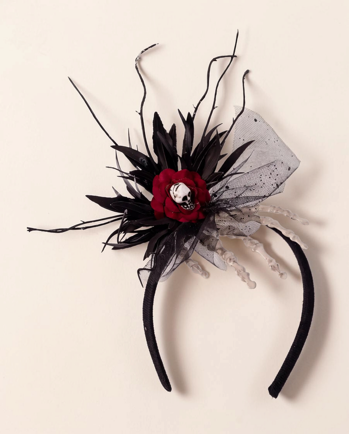 Sprall diadem med gotisk röd ros, dödskalle, skeletthand och svart tyll för halloween