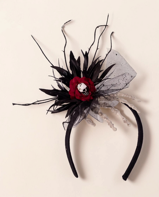 Sprall diadem med gotisk röd ros, dödskalle, skeletthand och svart tyll för halloween