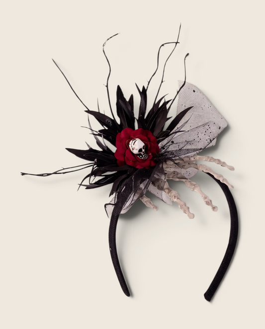 Sprall diadem med gotisk röd ros, dödskalle, skeletthand och svart tyll för halloween