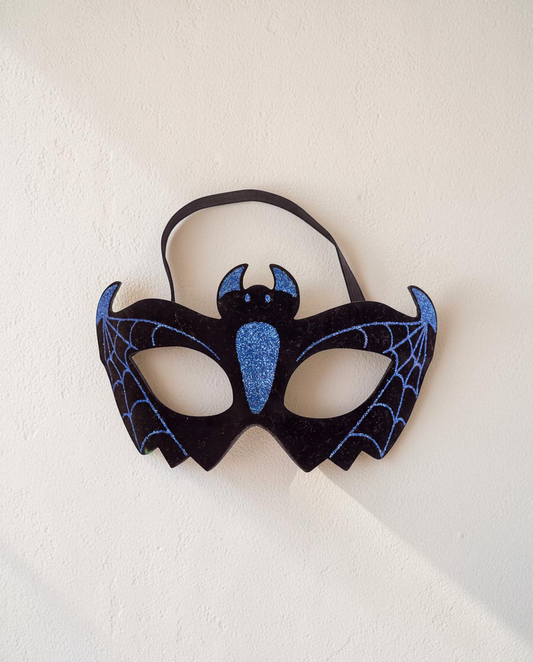 Sprall ögonmask formad som en fladdermus i svart med blått glitter och spindelnätsmönster för maskerad och Halloween